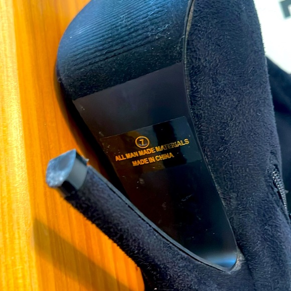 Over-the-knee boots. - Picture 5 of 7